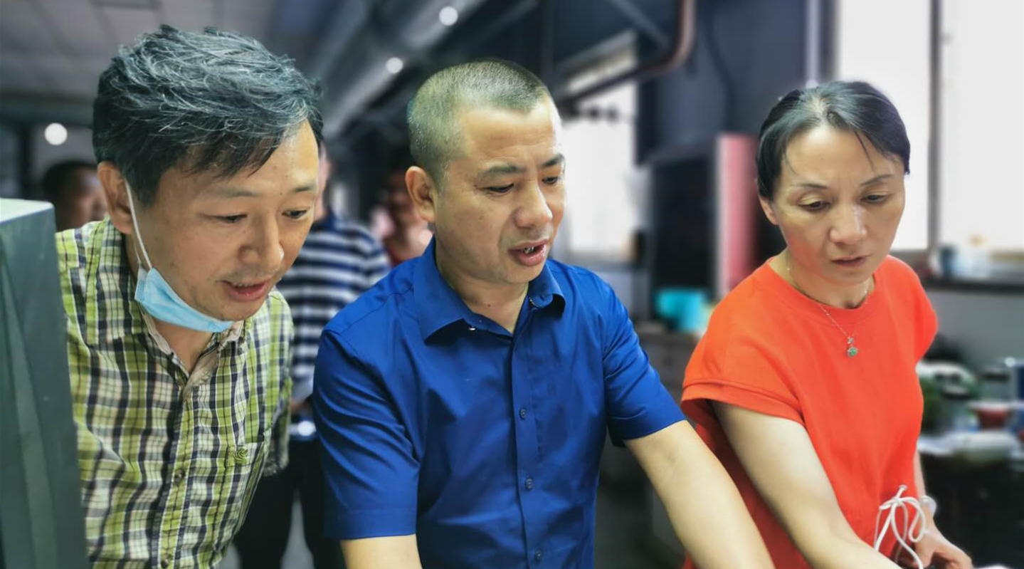 江苏凤凰教育出版社赴新华企业检查教材承印进度